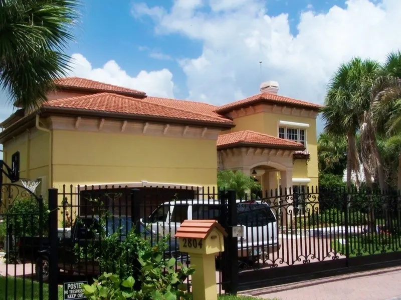 Two-storey home with the air terminal mounted at the highest roof point