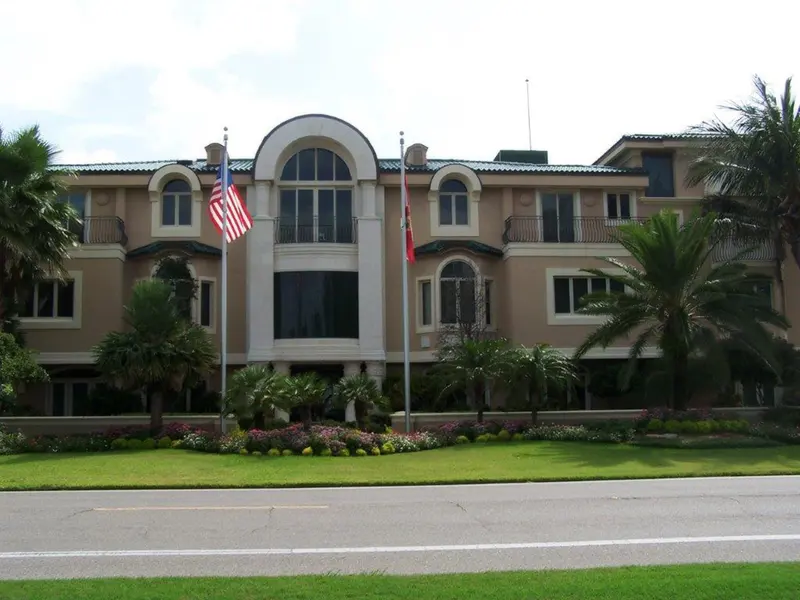 Clean, uninterrupted roofline with no lightning rods or cable network in sight